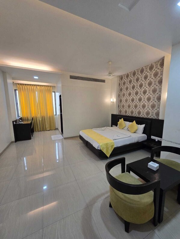 Deluxe Room | Egyptian cotton sheets, premium bedding, memory foam beds, desk