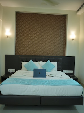 Deluxe Room | Egyptian cotton sheets, premium bedding, memory foam beds, desk
