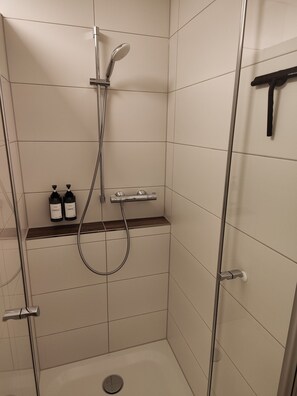 Shower, hair dryer, towels, soap - For families, vacationers & trade fair visitors. Close to Halle Münsterland & Preußenstadion (Münster)