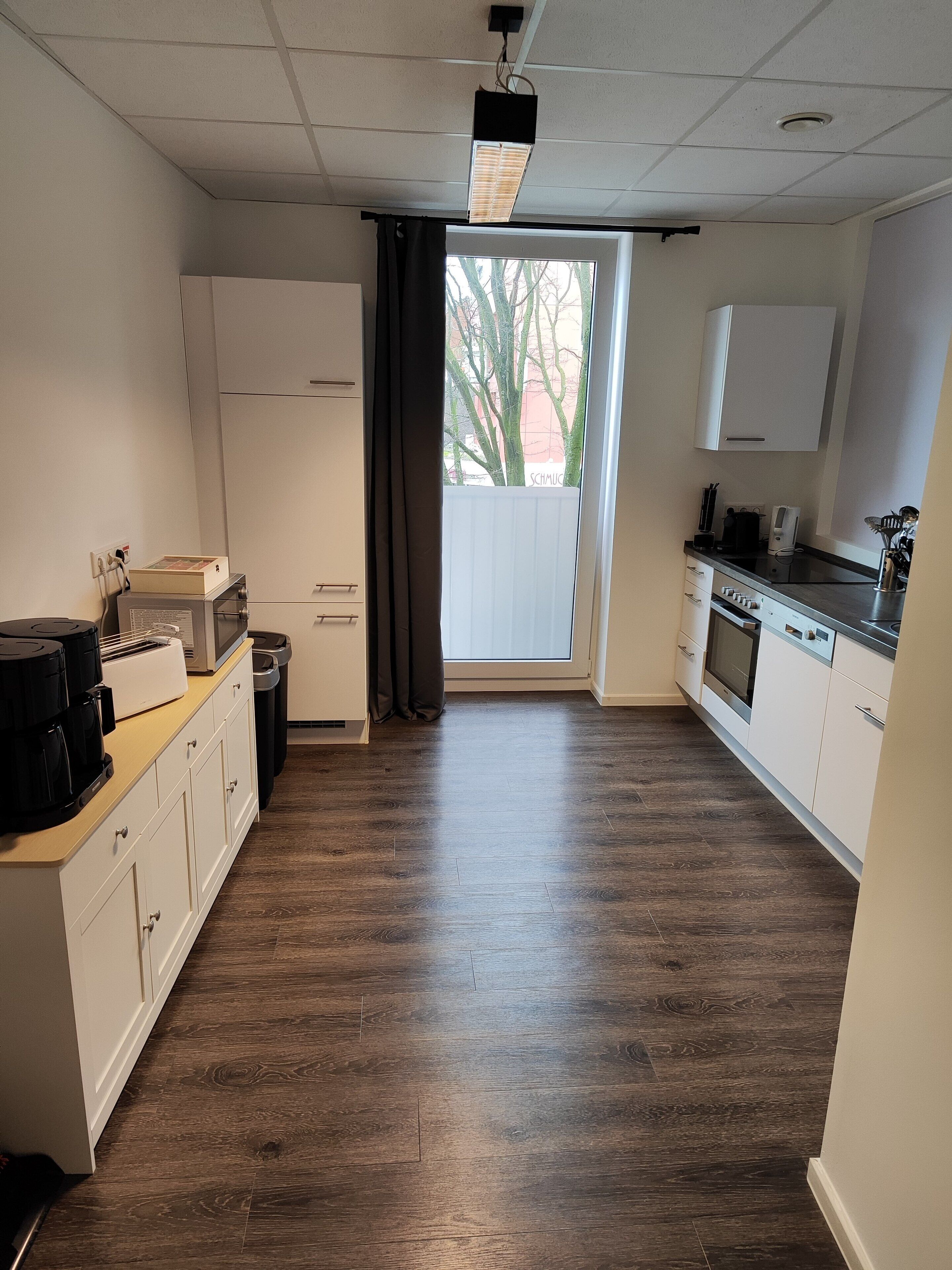 Een koelkast, een magnetron, een oven, een kookplaat