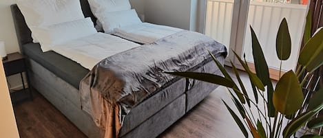 3 habitaciones, tabla de planchar con plancha, wifi y ropa de cama