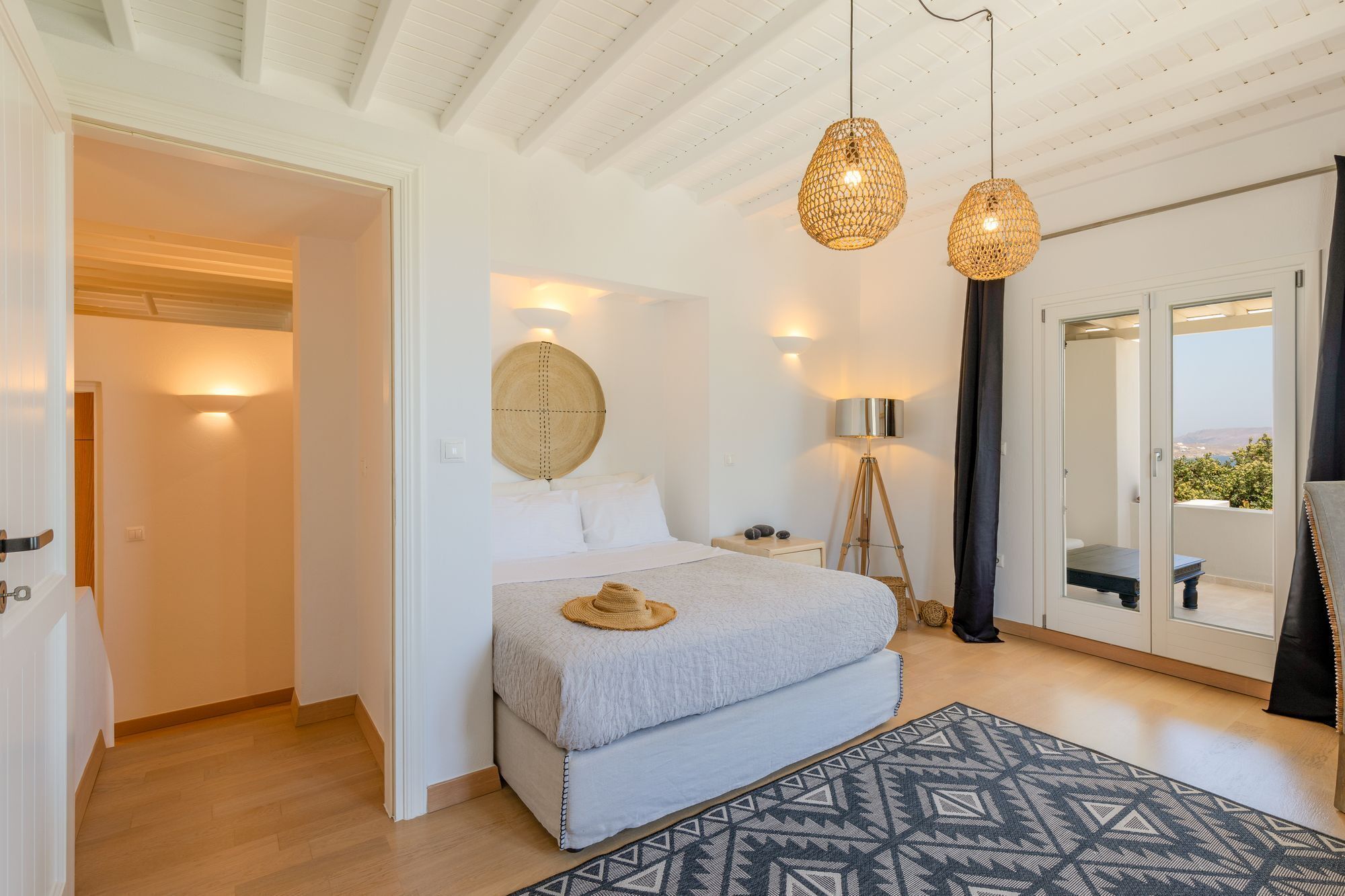 3 habitaciones, tabla de planchar con plancha y cuna de viaje 