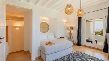 3 habitaciones, tabla de planchar con plancha y cuna de viaje