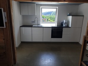 Frigorífico, horno, placa de cocina y lavavajillas