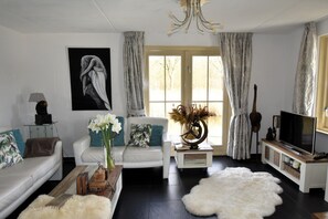 Smart TV - Holiday Home Simonshaven by Lake Beach (Simonshaven)