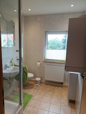 Dusche, Haartrockner, Handtücher