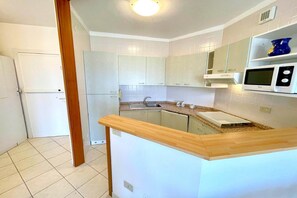 Kylskåp, mikrovågsugn, spishäll och diskmaskin