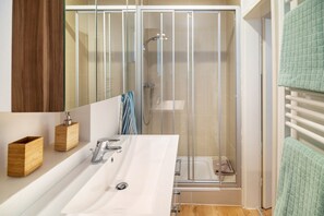 Een douche, een haardroger, handdoeken