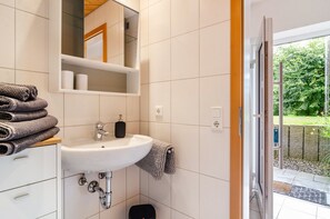 Douche, sèche-cheveux, serviettes fournies