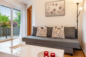 TV - Holiday Apartment 'In Quiet Location' with Private Terrace and Wi-Fi (Überlingen)