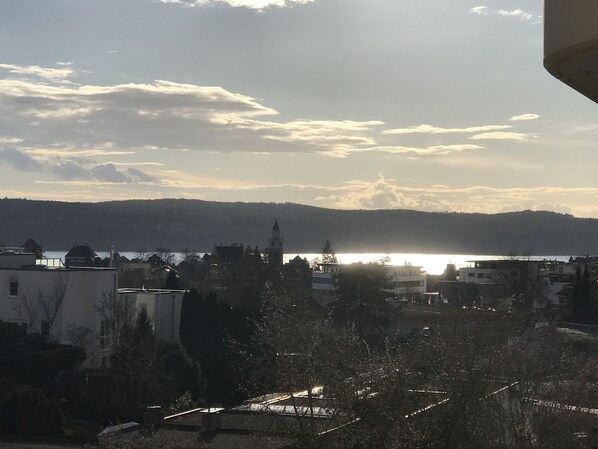 A view of a town with buildings, a body of water, and a hill in the background. - Apartment 'Saschas' with Lake View, Balcony and Wi-Fi (Überlingen)