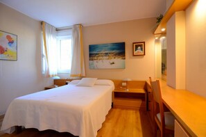 Comfort Apartment, 2 Bedrooms | 4 bedrooms, iron/ironing board - Apartment With two Rooms Near Supermarket (L'Escala)