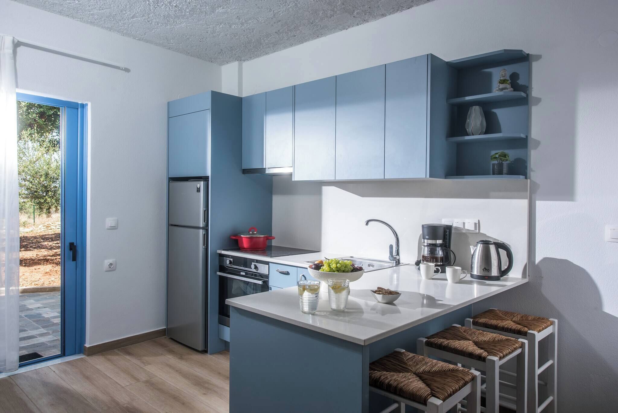 Kühlschrank, Ofen, Wasserkocher mit Kaffee-/Teezubehör, Wasserkocher