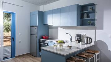 Geladeira, fogão, cafeteira/chaleira, chaleira elétrica