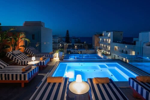 Central Spot! 3BR + Rooftop Pool & Chill Vibes