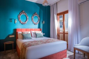 3 makuuhuonetta, tallelokero huoneessa, silitysrauta/-lauta