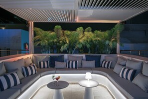 Property grounds - Central Spot! 3BR + Rooftop Pool & Chill Vibes (Limenas Chersonisoy)