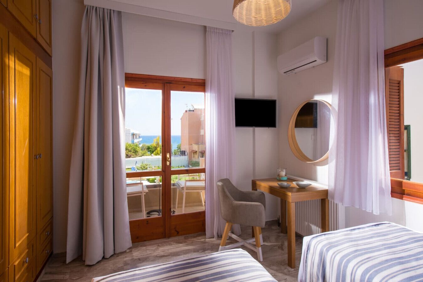 3 habitaciones, tabla de planchar con plancha y cuna de viaje 