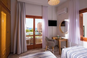 3 bedrooms, in-room safe, iron/ironing board, travel cot - Central Spot! 3BR + Rooftop Pool & Chill Vibes (Limenas Chersonisoy)