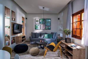 TV, video games, DVD player - Central Spot! 3BR + Rooftop Pool & Chill Vibes (Limenas Chersonisoy)