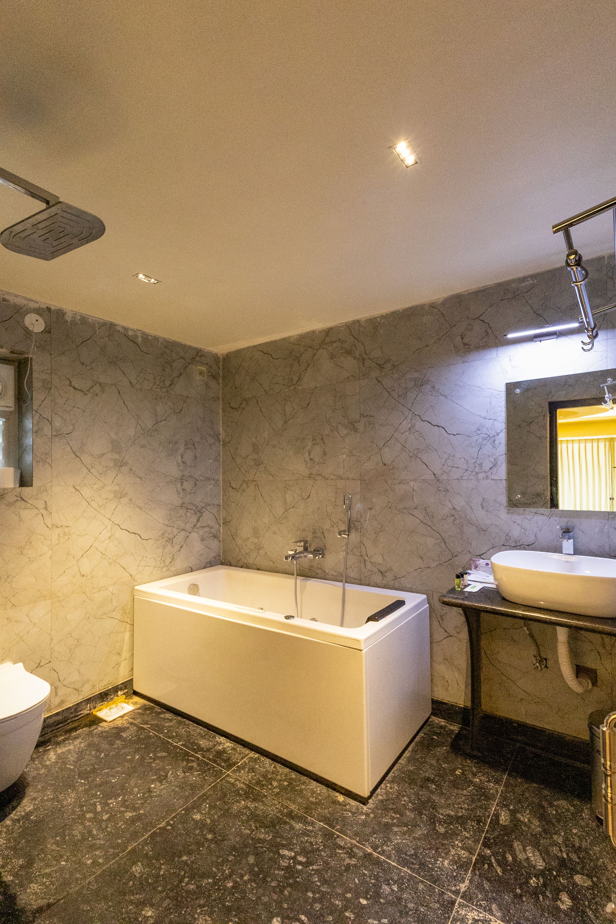Un baño moderno con una bañera independiente, un lavabo y una ducha.