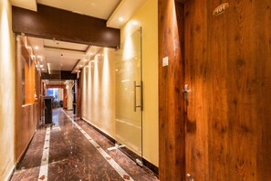 Elevator - Yashshree Bangla Queen (Kanthi)