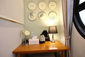 Minibar con artículos gratuitos y cortinas blackout 