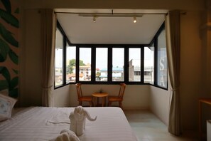 Standard dubbelrum - 1 queensize-säng - icke-rökare - utsikt mot staden | Gratis produkter i minibar och mörkläggningsgardiner