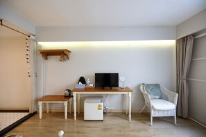 Tremannsrom, 2 enkeltsenger, ikke-røyk | Minibar (inkludert), blendingsgardiner og strykejern/-brett