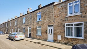 A row of terraced houses with a car parked in front. - Host Stay Baliol Street (Barnard Castle)
