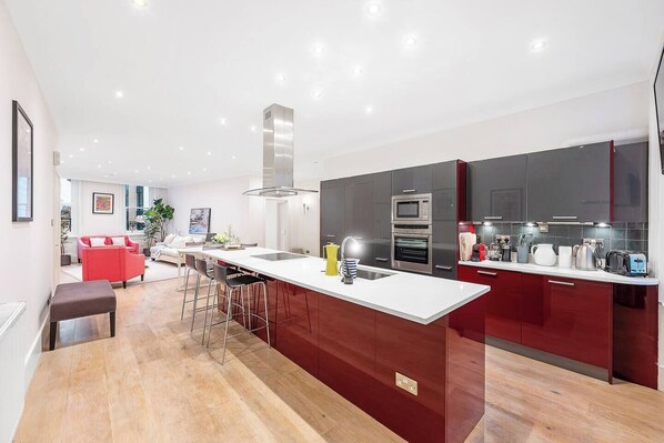 Een koelkast, een magnetron, een oven, een kookplaat