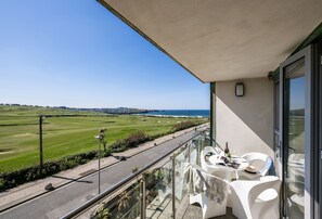 Outdoor dining - Surfside 34 Zinc is a stylish two bed apartment situated in the heart of Newquay (Newquay)