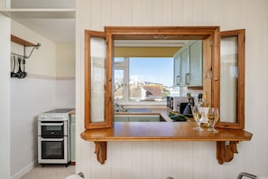 Fridge, microwave, oven, high chair - Casa Sirena Apartment offers a serene and picturesque coastal retreat (Newquay)