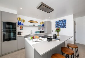 Refrigerador, microondas, horno y lavavajillas 