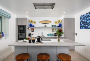 Kühlschrank, Mikrowelle, Ofen, Geschirrspüler