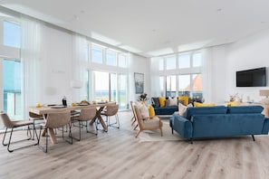 Smart TV - 26 Cliff Edge Penthouse offers an extraordinary self-catering holiday experience (Newquay)