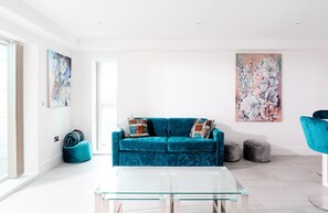 Smart TV - 28 Cliff Edge is a spacious one-bedroom apartment on the eastern edge of Newquay (Newquay)