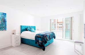 1 bedroom, iron/ironing board, WiFi, bed sheets - 28 Cliff Edge is a spacious one-bedroom apartment on the eastern edge of Newquay (Newquay)