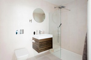 Douche, sèche-cheveux, serviettes fournies