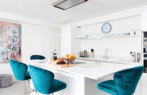 Refrigerador, microondas, horno, lavavajillas