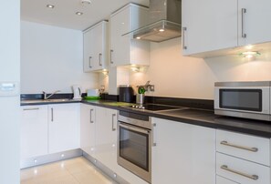 Kühlschrank, Mikrowelle, Ofen, Geschirrspüler