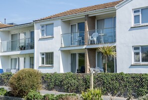 Exterior - 3 Europa Court is a delightful ground-floor apartment in Mawgan Porth (Mawgan Porth)