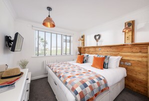 2 bedrooms, iron/ironing board, WiFi, bed sheets - 3 Europa Court is a delightful ground-floor apartment in Mawgan Porth (Mawgan Porth)