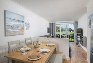 Dining - 3 Europa Court is a delightful ground-floor apartment in Mawgan Porth (Mawgan Porth)