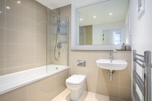 Douche, sèche-cheveux, serviettes fournies