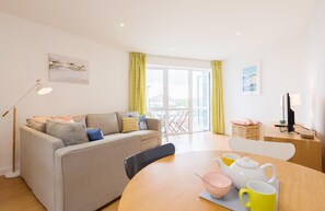 Smart TV - 41 Tre Lowen is the perfect coastal retreat, offering a stylish, one-bed Apt (Newquay)