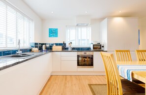 Refrigerador, microondas, horno, lavavajillas