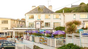 Ein Hotel in Küstennähe mit Bar, Restaurant und Schönheitssalon.
