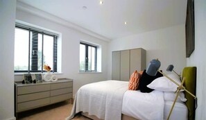 2 bedrooms, desk, Internet - Sophisticated Modern 2 Bedroom Apartment in Solihull (Solihull)