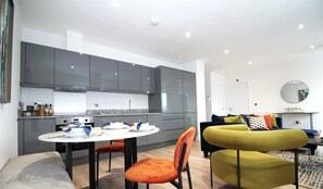 2 bedrooms, desk, Internet - Sophisticated Modern 2 Bedroom Apartment in Solihull (Solihull)